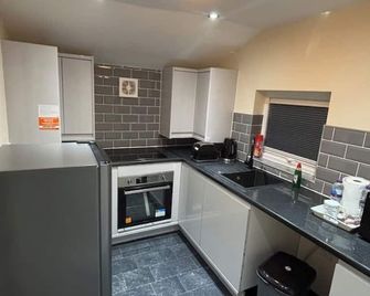 1 Bedroom Flat - Manchester Airport Apartment - 7 mins to MAN - Staycations & Business stays! - מנצ'סטר - מטבח