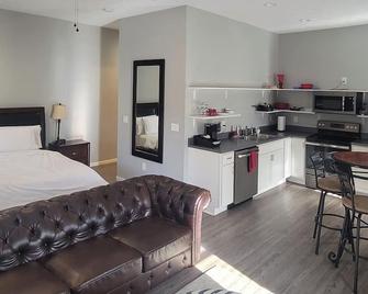 Remodeled downtown studio with remarkable views! - Luverne - Kitchen