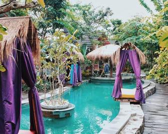 La Luna Resort Yogyakarta - Yogyakarta - Piscina