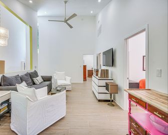Private Virginia Beach Escape w/ Pool & Fire Pit! - Virginia Beach - Living room