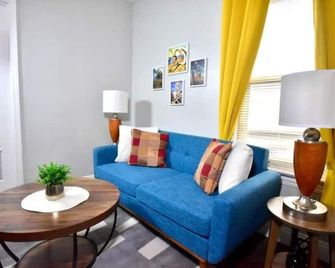 Lake Ave Serenity Suite - Cleveland - Living room