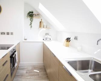 Brand New 1 Bedroom Apartment In Central Location - Stockport - Kitchen