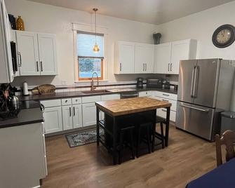 Charming 2-bedroom House in Uptown Butte - Butte - Kitchen