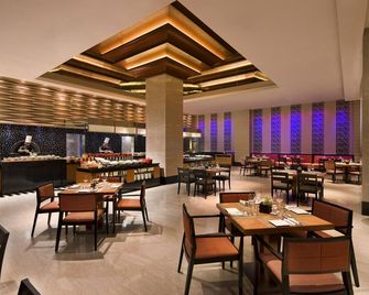 Courtyard by Marriott Hyderabad - היידרבד - מסעדה