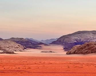 Wadi Rum Sky Tours & Camp - Valle de la Luna
