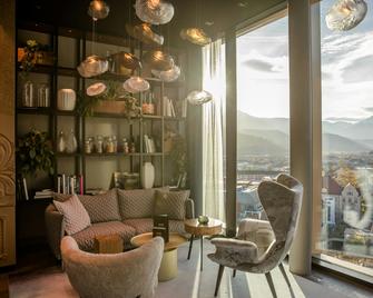Motel One Innsbruck - Innsbruck - Innenhof