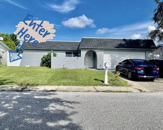 Studio at family home recently remodeled, free wifi ,and live tv - Bayonet Point - Building
