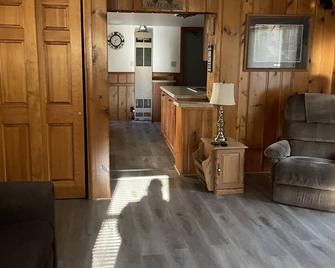 Newly Renovated Cottage - Three Lakes - Living room
