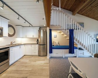 #210 Upper Beach View Suite at Shorewater Resort, Qualicum Beach - Qualicum Beach - Kitchen