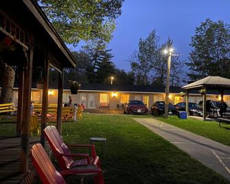Wasaga Beach Inn And Cottages - Wasaga Beach - Patio