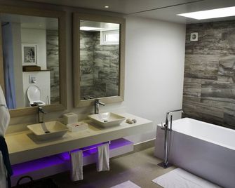 Carana Beach Hotel - Glacis - Bad