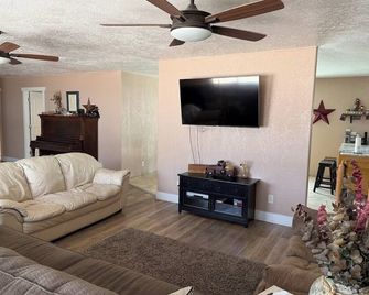 Trista's Farmhouse 4-bedroom in Hanksville with EV Charger - Hanksville - Living room