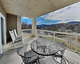 Whispering Pines Condos by VTrips - Pigeon Forge - Balkon