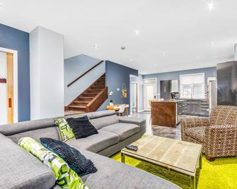 Scandinavian-Inspired Spa Retreat- Downtown Regina - Regina - Living room