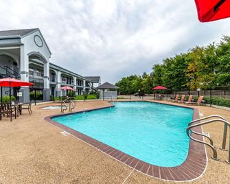 Quality Inn & Suites Canton - Canton - Pool