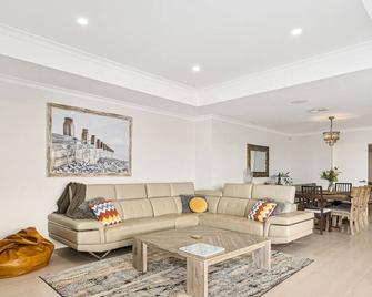 Water Lovers Haven in Mandurah - Mandurah - Living room