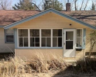 Vintage Beach Cottage located on stunning Lake Michigan Beach - Muskegon - Building