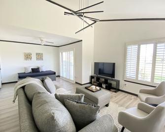 End-unit condo 10 mins from downtown, close to shops and airport - Palm Springs - Sala de estar