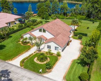 Swiss 105 - Lake Olsen - Groveland - Building