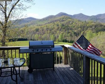 Enjoy, Beautiful, up close & personal mountain views ,1 mile from Lake Chatuge - Hayesville - Balcón