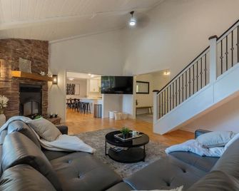 6 Bed 4 Full Bath Muskoka Waterfront Cottage! Sleeps 14 - 머스코카 레이크 - 거실