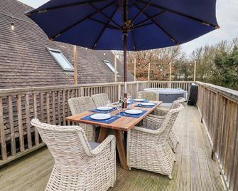 Tree Tops - Witney - Balcony