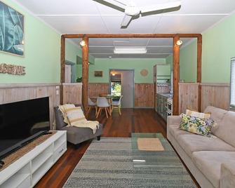 Perfect location - no car needed walk to everything - Torquay - Living room
