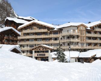Hôtel Barmes de L'Ours - Val-d'Isere - Building
