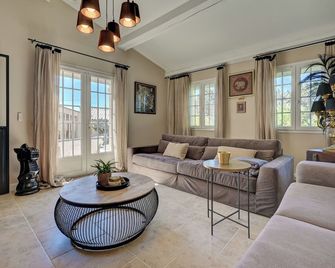 Bastide des Sarrières à -d'1 km de Lourmarin - Piscine chauffée, cuisine d'été, pool house, sauna - Lourmarin - Wohnzimmer