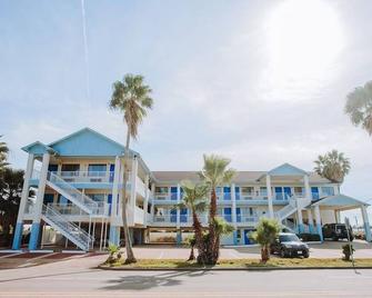 Steps Away from Kemah Boardwalk: Couple Stay with Easy Access to Route 146 - Kemah