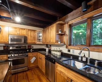 Berkshire Vacation Rentals: Pristine Home In Becket Woods - Becket - Keuken