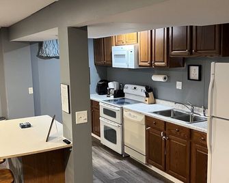 Located across the road of West Lake Okoboji. 8 beds. Room for parking trailers - Okoboji - Keuken