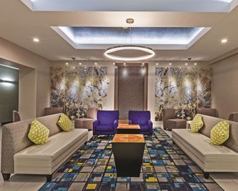 La Quinta Inn & Suites by Wyndham Palestine - Palestine - Sala de estar