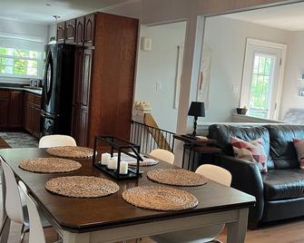 Cozy Year-Round Lakefront Cottage Near Bridgewater on the Beautiful South Shore - Hebbs Cross - Comedor