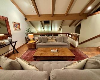 Nestled in the Redwoods, Easy Walk Downtown, Close to SF and Wine Country - Mill Valley - Living room