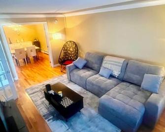 4-bedroom house in adorable family friendly Halifax with WiFi - Halifax - Wohnzimmer