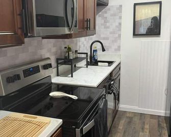 2 bedroom, 1 bath in Downtown Brooksville - Brooksville - Kuchyň