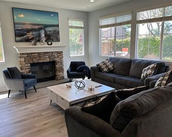 Ale Displaced, Relocation, Insurance, Fire, Flood - Corona - Living room