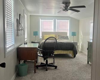 Big Crooked Lake home Charming 3-bedroom house with access to Big Crooked Lake. - Dowagiac - Bedroom