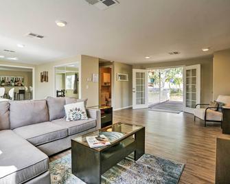 Escondido Vineyard Estate Walk to Wineries! - Escondido - Sala de estar