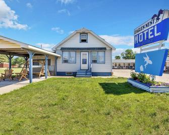 Large Room in Escanaba Motel with Queen Bed, kitchenette and WiFi\n - Escanaba - Building
