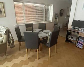 Modern Apt 3 Bedrooms near Dundrum - Dublín - Comedor