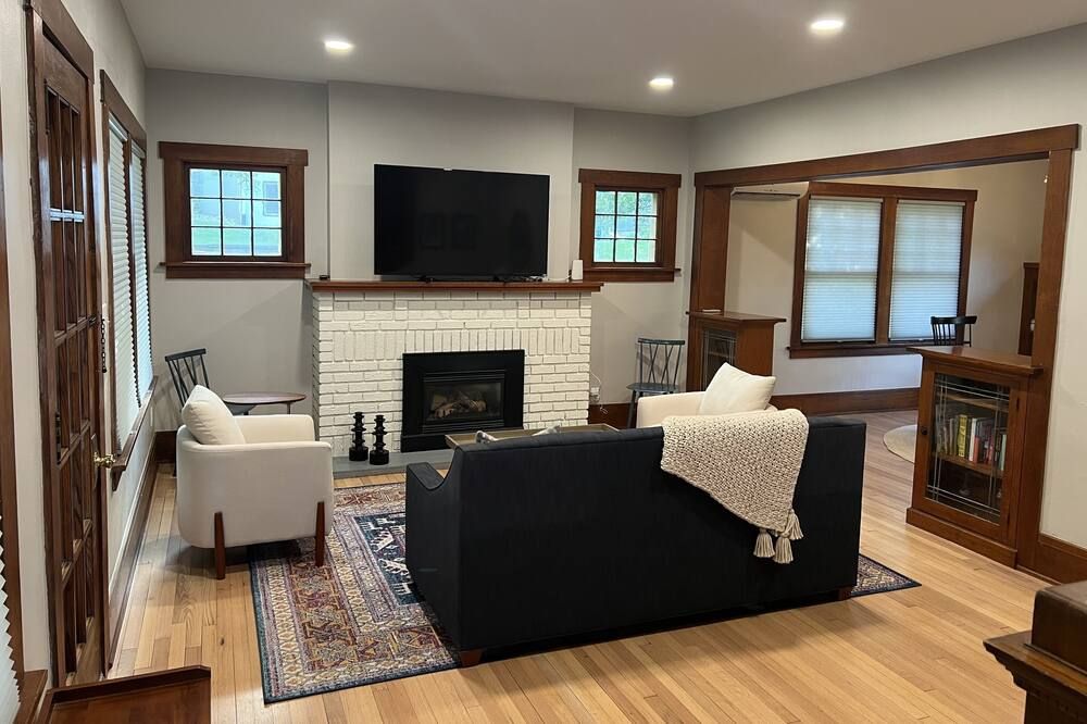 Renovated charmer in the heart of Decorah’s Park District - Decorah - Wohnzimmer