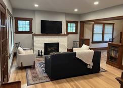 Renovated charmer in the heart of Decorah’s Park District - Decorah - Living room