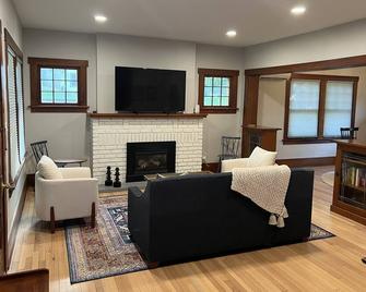 Renovated charmer in the heart of Decorah’s Park District - Decorah - Living room