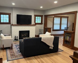 Renovated charmer in the heart of Decorah’s Park District - Decorah - Wohnzimmer