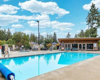Luxury Townhouse on Rathtrevor Beach with Pool! - Parksville - Pool