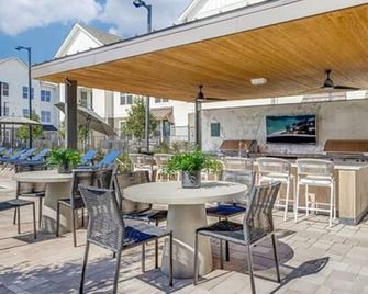 WorkerFriendly washer dryer gym pool A plus location - Sherman - Патіо