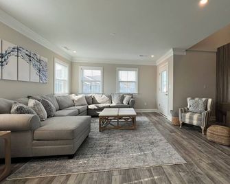 Gorgeous New Fenwick Island Duplex With Views Of Lighthouse Cove - Fenwick Island - Wohnzimmer
