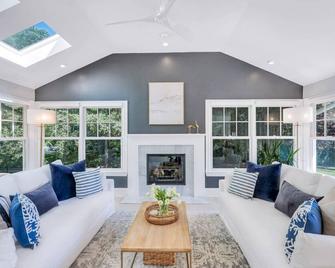 Beautifully designed 4000 sq ft Hampton Traditional House, private pool,... - East Hampton - Salon
